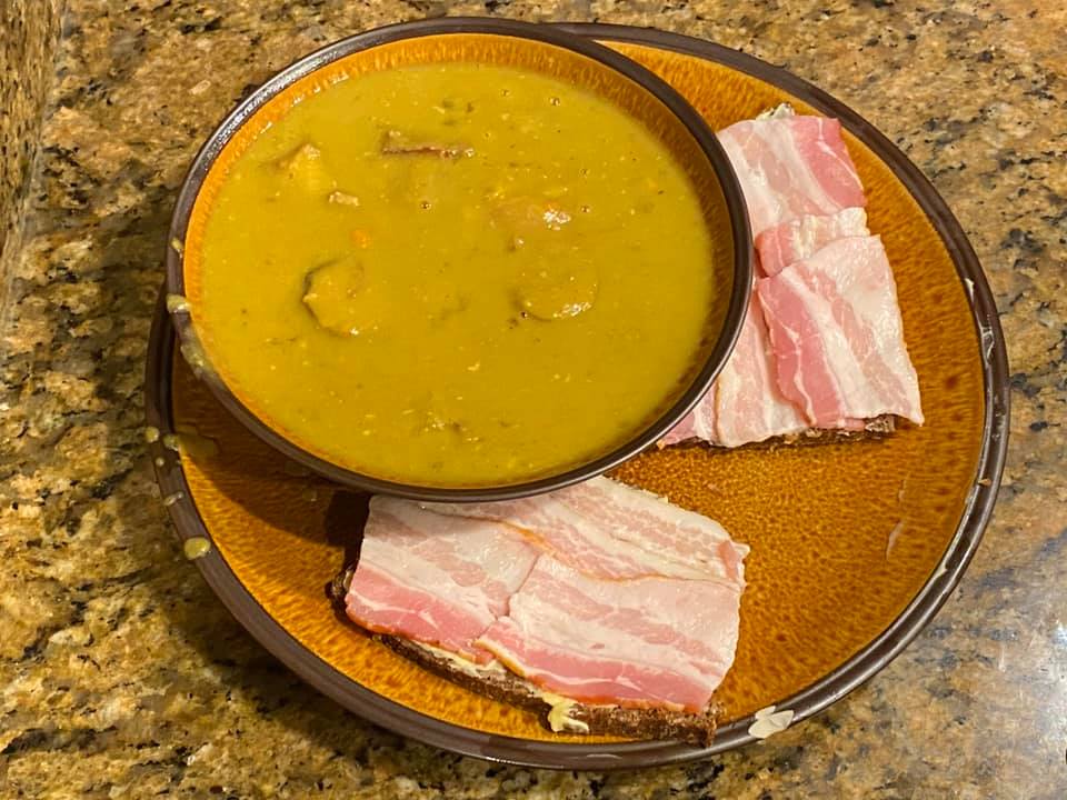 Split pea soup with thin sliced bacon on Dutch ryebread