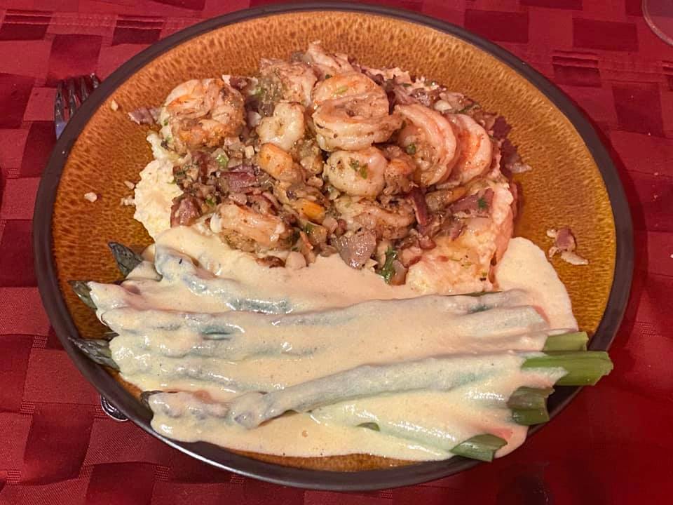 Garlic shrimp on cheesy grits with Hollandaise sauce on steame
